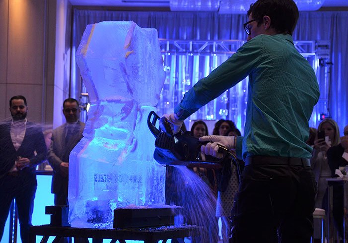 Spectacle et démonstration de sculpture sur glace